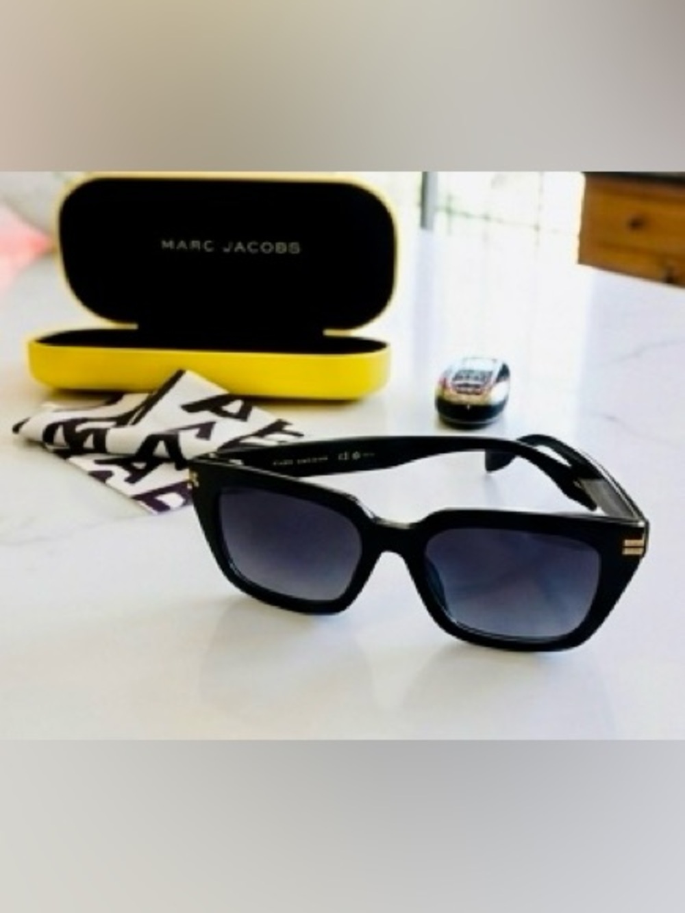 Marc Jacobs Black Sunglasses with Gold Temple Accents and Gradient Lenses Unisex - Picture 10 of 14